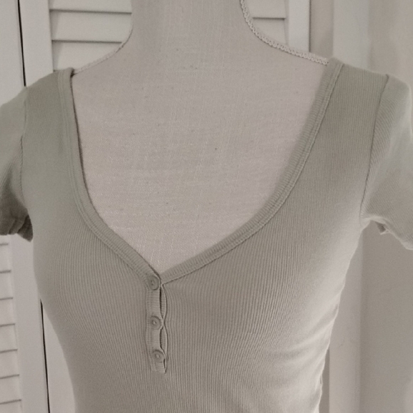 Hollister Olive Short Sleeve V-Neck Top - Picture 2 of 5
